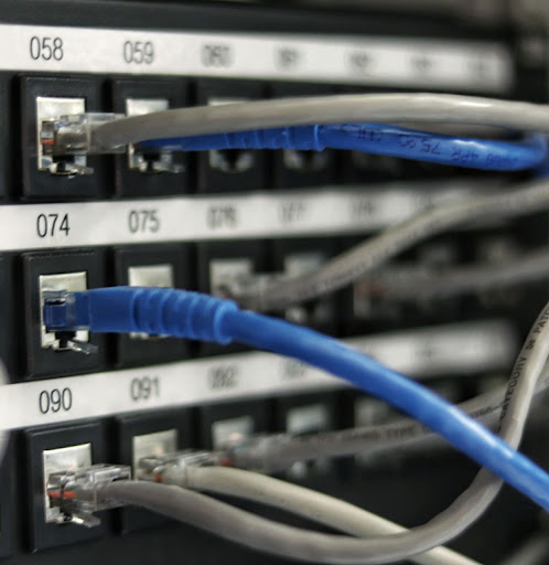 Patch panel bağlantı ve port etiketleme görseli